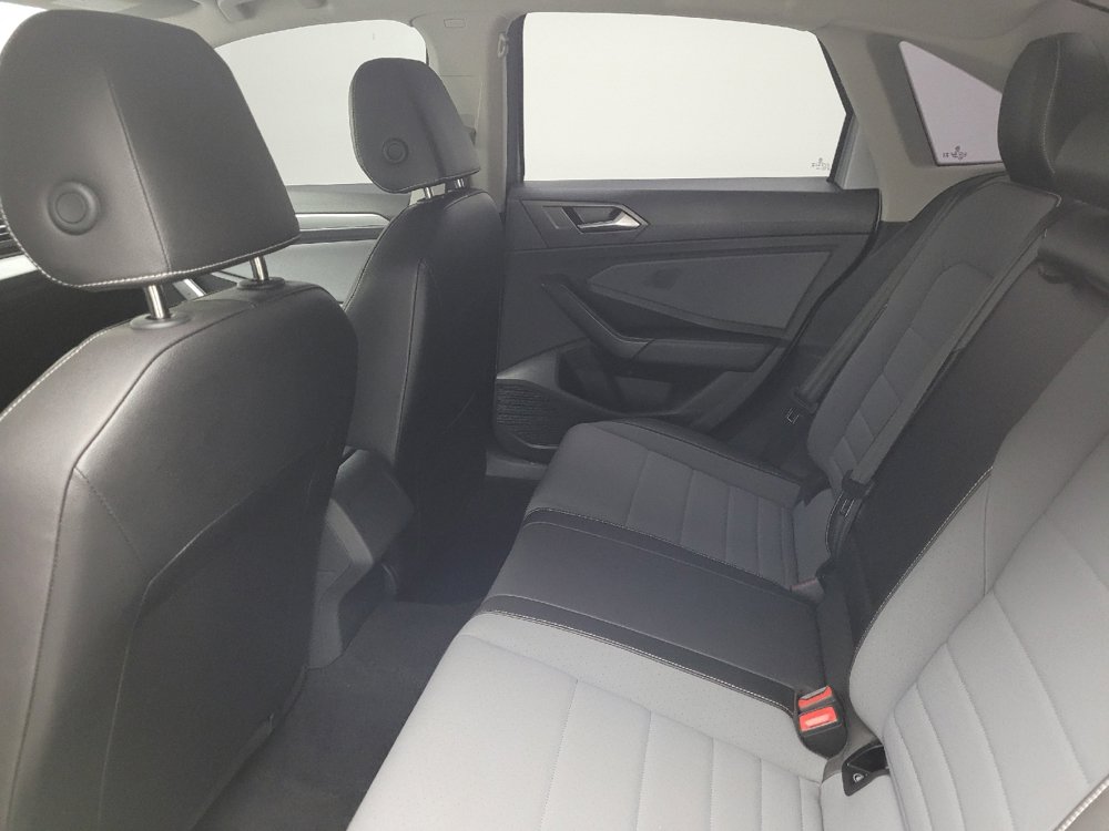 Used 2025 Volkswagen Jetta SE FWD image 18