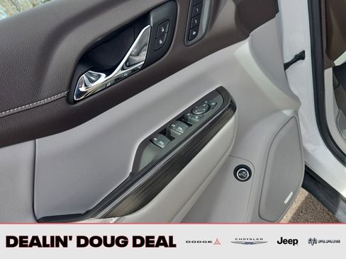 Used 2020 GMC Acadia SLT w/ Premium Package image 12