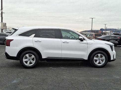 Certified 2025 Kia Sorento LX image 7