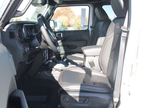 Used 2026 Jeep Gladiator Rubicon w/ Technology Group AWD/4WD image 3