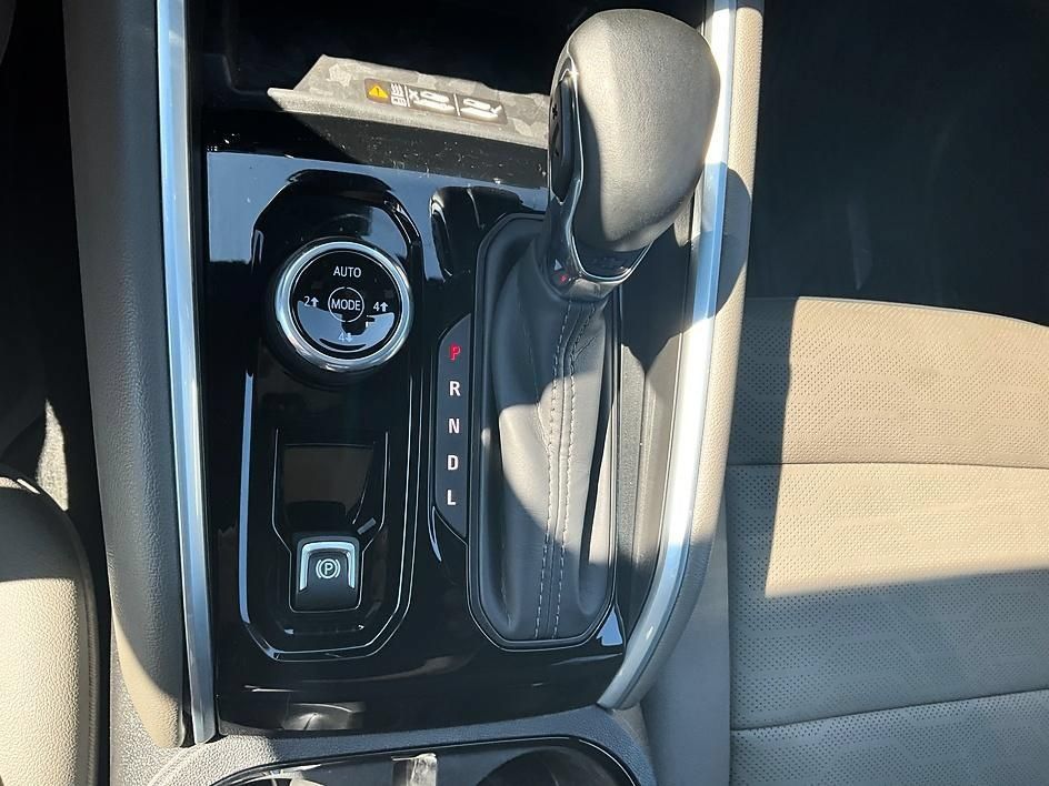 Used 2025 Chevrolet Colorado ZR2 w/ Technology Package AWD/4WD image 25