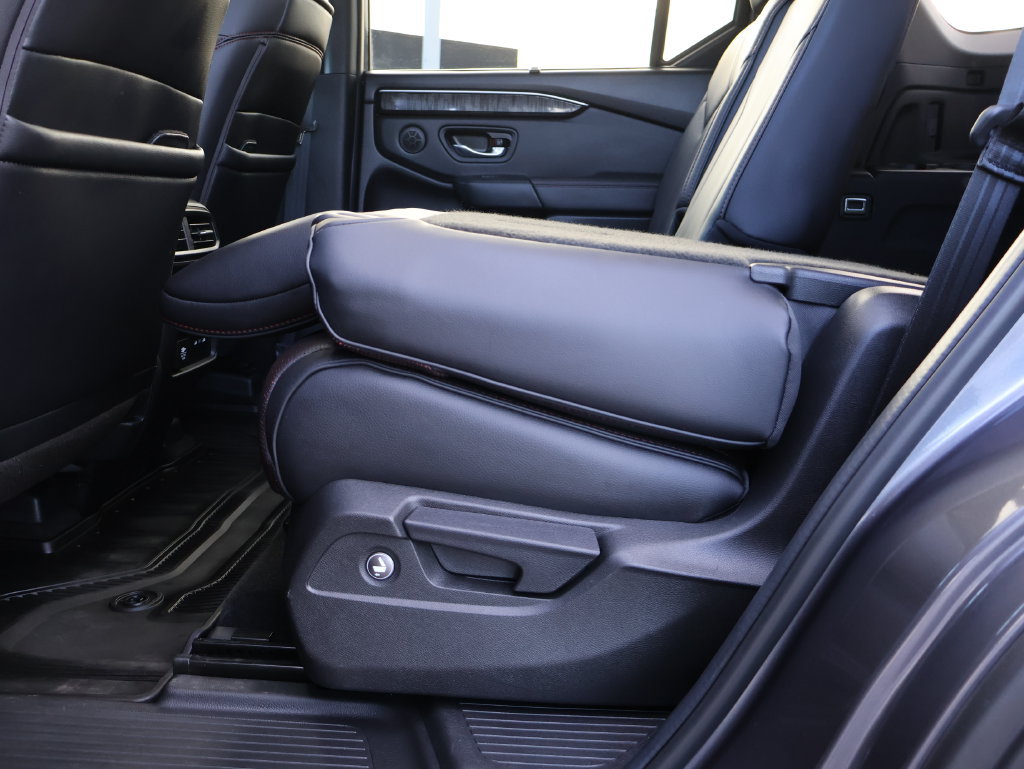 Used 2025 Honda Pilot Black Edition image 14