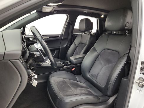 Used 2018 Porsche Macan image 21