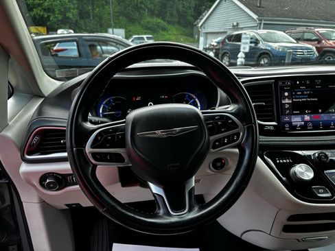Used 2022 Chrysler Pacifica Touring-L w/ Uconnect Theater Family Group FWD image 15