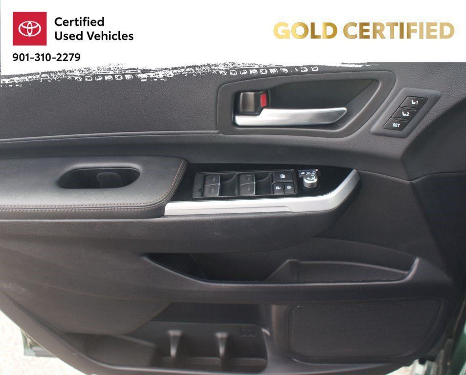 Used 2025 Toyota Sienna Platinum AWD/4WD image 32