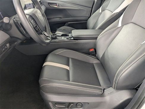 Used 2025 Toyota Camry SE image 12
