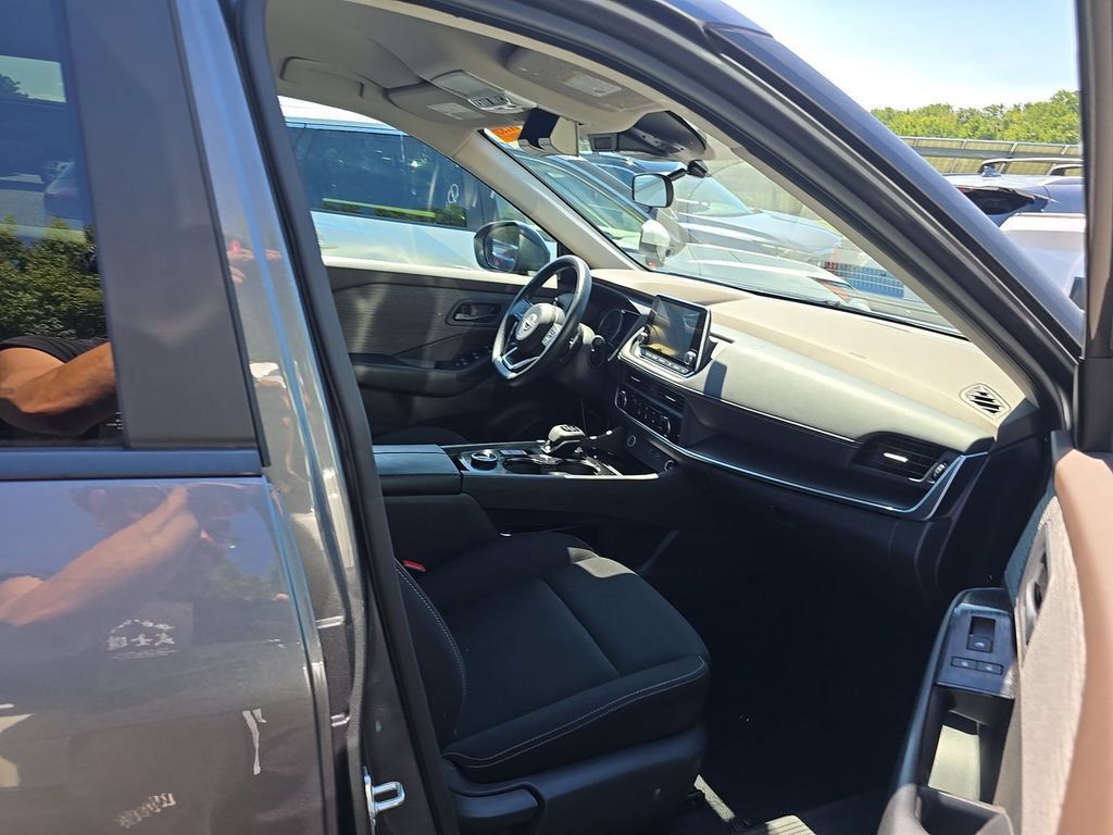 Used 2023 Nissan Rogue S AWD/4WD image 5