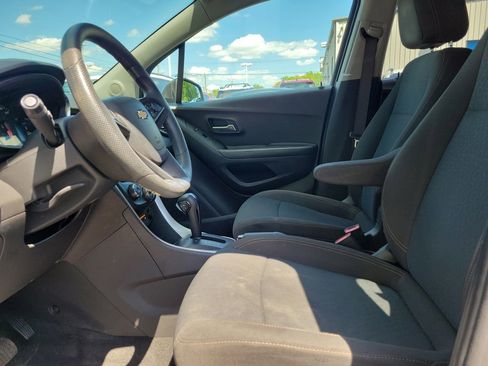 Used 2021 Chevrolet Trax LS w/ Tint and Cruise Package AWD/4WD image 17