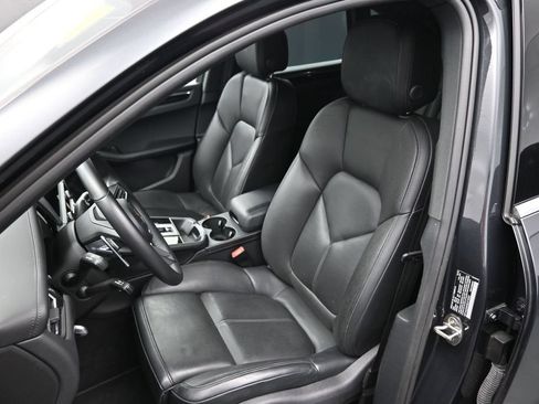 Used 2025 Porsche Macan AWD/4WD image 9