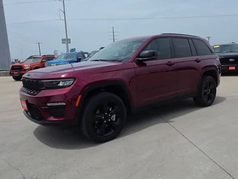 Used 2024 Jeep Grand Cherokee Limited w/ Luxury Tech Group II AWD/4WD image 4