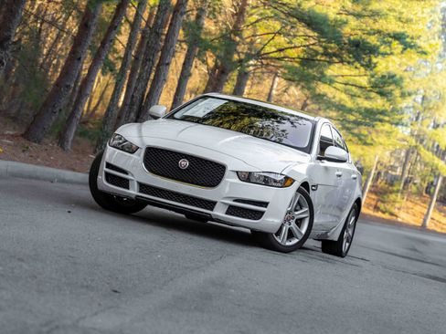 Used 2019 Jaguar XE Premium image 22