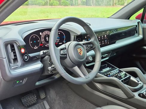 Certified 2025 Porsche Cayenne AWD/4WD image 4