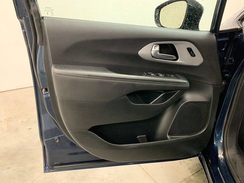 Used 2025 Chrysler Pacifica Limited FWD image 17