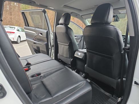 Used 2018 Toyota Highlander XLE image 11