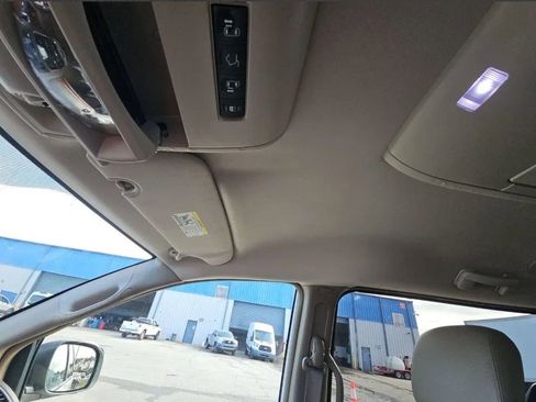 Used 2016 Chrysler Town & Country Touring w/ Driver Convenience Group FWD image 11