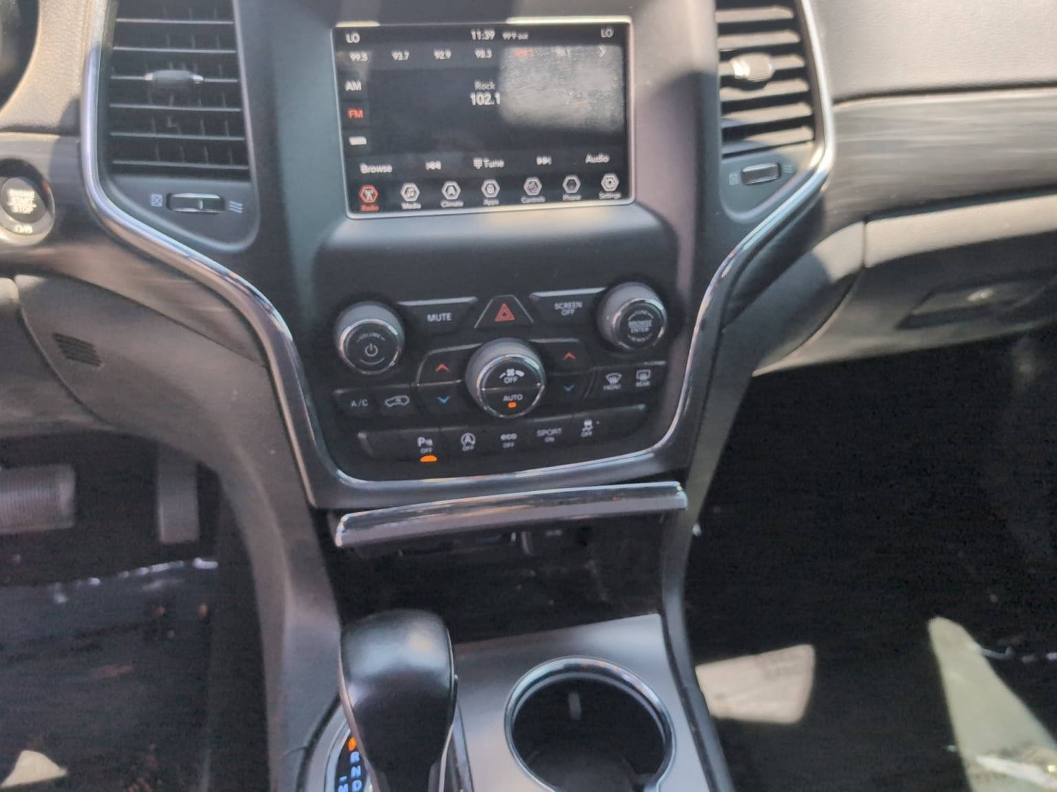 Used 2020 Jeep Grand Cherokee Laredo AWD/4WD image 15