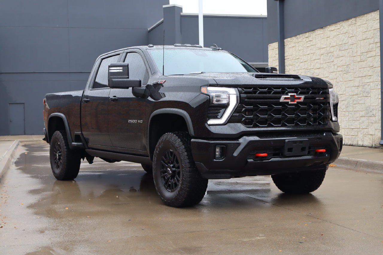 Used 2025 Chevrolet Silverado 2500 ZR2 w/ Technology Package AWD/4WD image 2