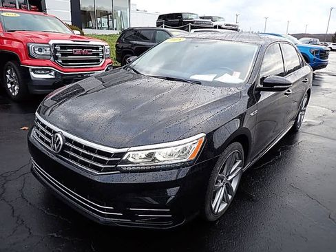 Used 2018 Volkswagen Passat 2.0T R-Line w/ R-Line Lighting Package image 9
