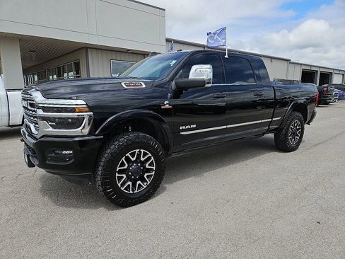Used 2025 RAM 2500 Limited AWD/4WD image 2