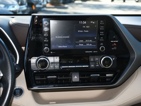 Certified 2020 Toyota Highlander XLE image 17