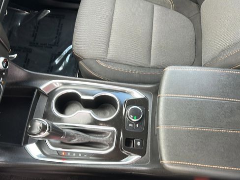 Used 2020 Chevrolet Traverse LT image 18