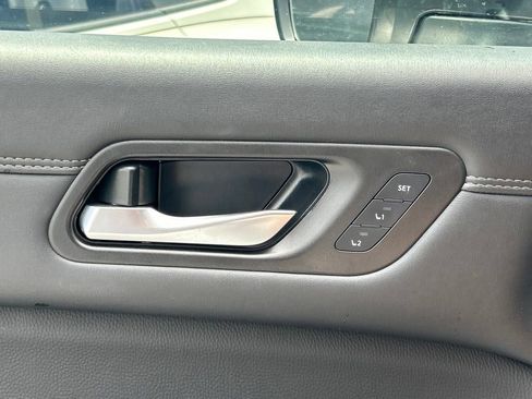 Used 2025 Nissan Pathfinder Platinum FWD image 18