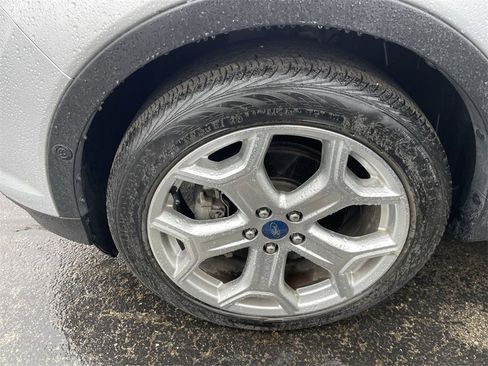 Used 2019 Ford Escape Titanium image 2