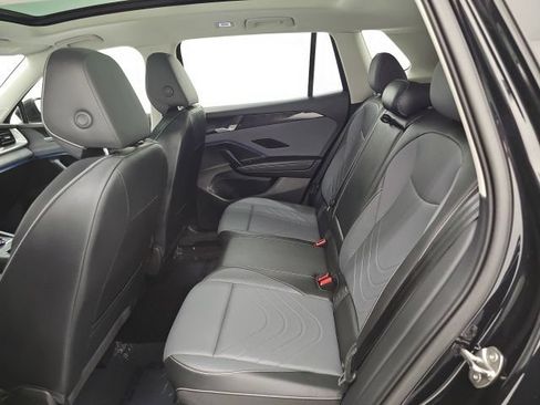 Used 2025 Volkswagen Tiguan SE w/ Panoramic Sunroof Package AWD/4WD image 28