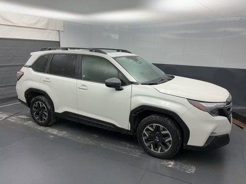 Used 2025 Subaru Forester Premium image 2