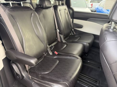 Used 2022 Kia Carnival LX image 14