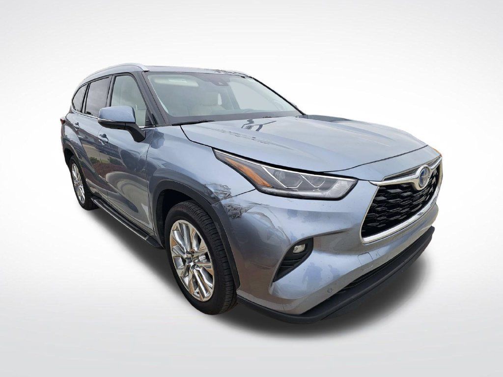 Used 2023 Toyota Highlander Limited FWD image 2