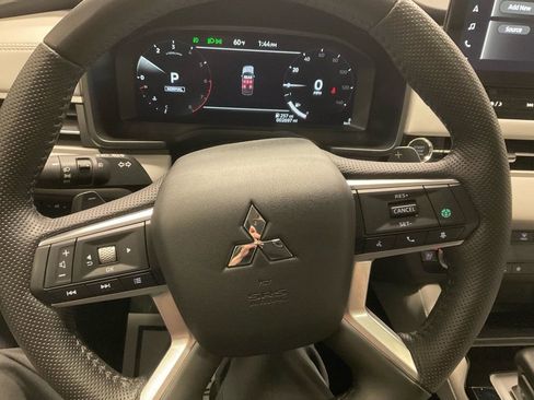 Used 2025 Mitsubishi Outlander AWD image 16