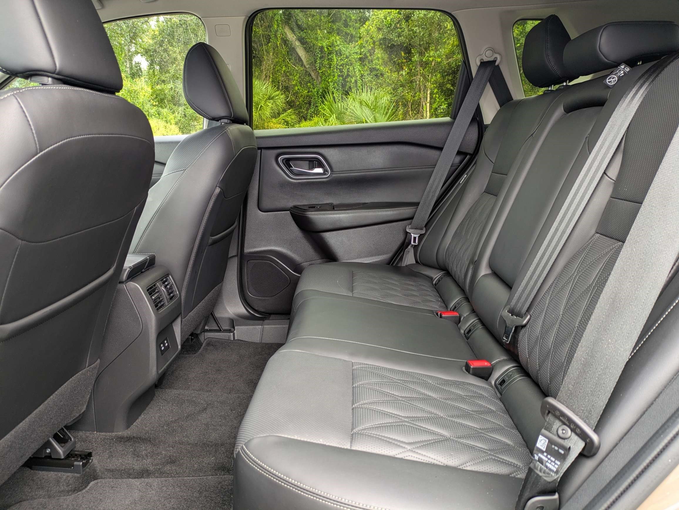Used 2025 Nissan Rogue Platinum FWD image 14