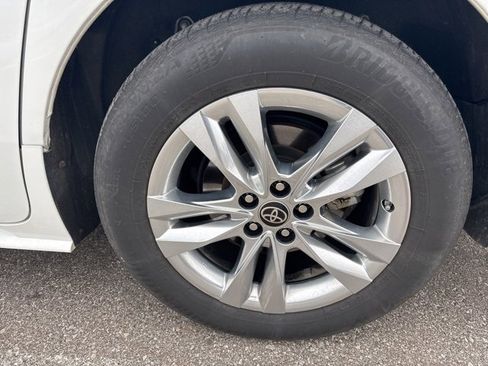 Used 2022 Toyota Sienna XLE w/ XLE Plus Package image 3