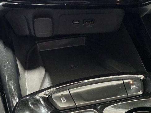 Used 2024 Chevrolet Trax LT w/ Sunroof Package FWD image 29