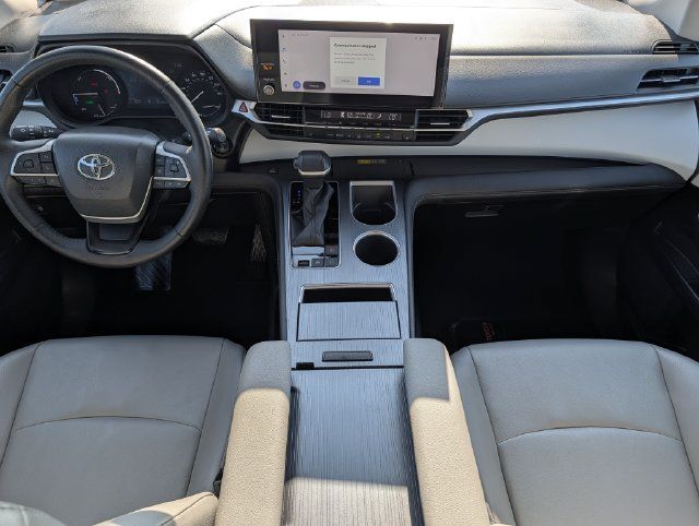Used 2025 Toyota Sienna XLE FWD image 11