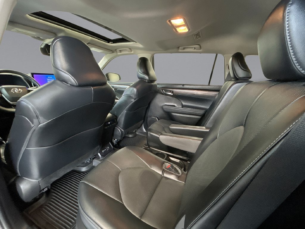 Used 2023 Toyota Highlander Limited FWD image 15