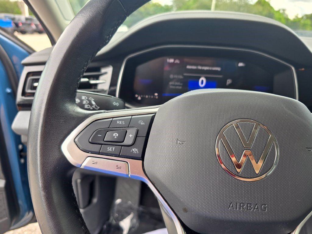Used 2025 Volkswagen Jetta SE FWD image 18
