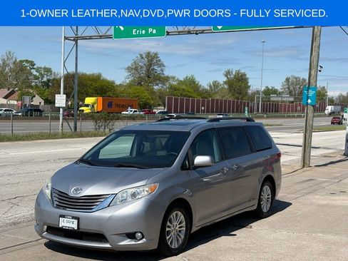 Used 2015 Toyota Sienna XLE Premium FWD image 2