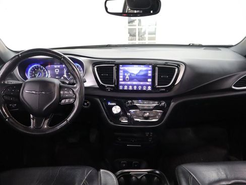 Used 2018 Chrysler Pacifica Touring-L Plus w/ Advanced Safetytec Group FWD image 26