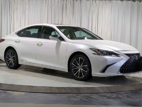 Used 2022 Lexus ES 300h w/ Premium Package image 2