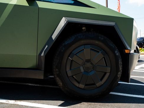 Used 2024 Tesla Cybertruck AWD Crew Cab image 9