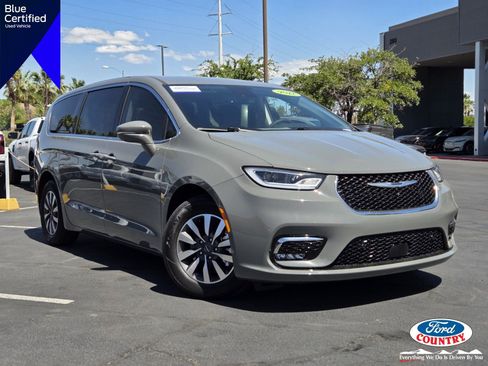 Used 2022 Chrysler Pacifica Touring-L w/ Uconnect Theater Family Group FWD image 1