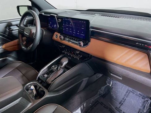 Used 2025 GMC Canyon AT4 image 25