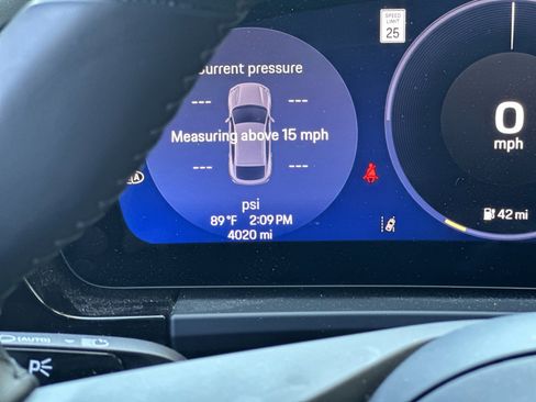 Certified 2025 Porsche Macan 4 Electric AWD/4WD image 25