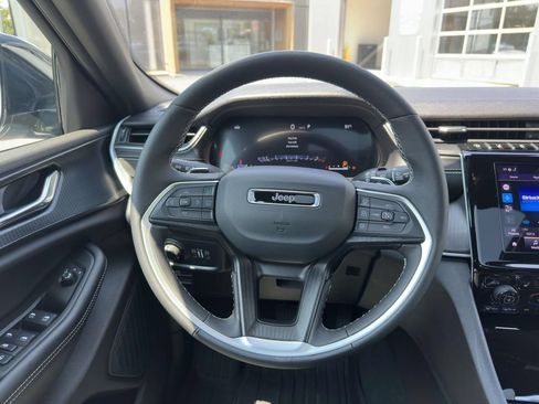 Used 2025 Jeep Grand Cherokee L Altitude AWD/4WD image 12