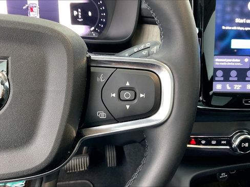 Used 2023 Volvo XC40 B4 Plus image 25