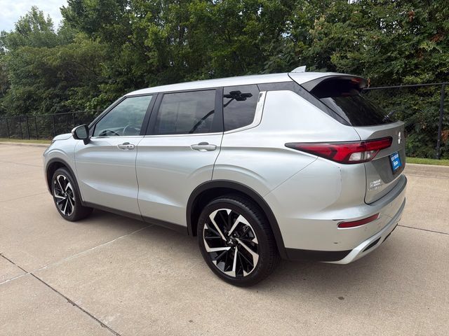 Used 2024 Mitsubishi Outlander SE AWD/4WD image 3