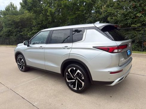 Used 2024 Mitsubishi Outlander SE AWD/4WD image 3