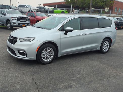 Used 2023 Chrysler Pacifica Touring-L FWD image 3